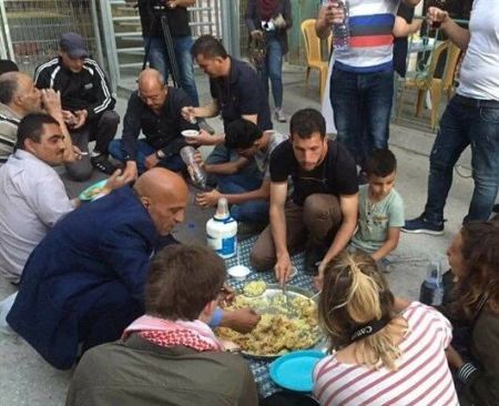 الشرطة تنظم مأدبة إفطار لذوي الاعاقة في جمعية الاتحاد النسائي بطولكرم